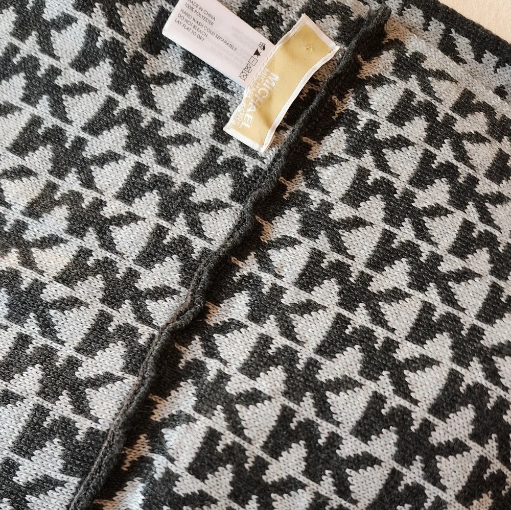 EUC Michael Kors Infinity‎ Scarf